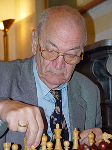 Viktor Korchnoi, leader of the tournament
